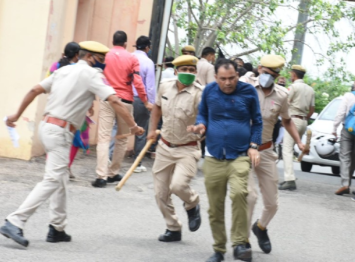 प्रदर्शन कर रहे पेरेंट्स को गिरफ्तार कर ले जाती पुलिस और पीछे से डंडा मारता पुलिस का जवान।