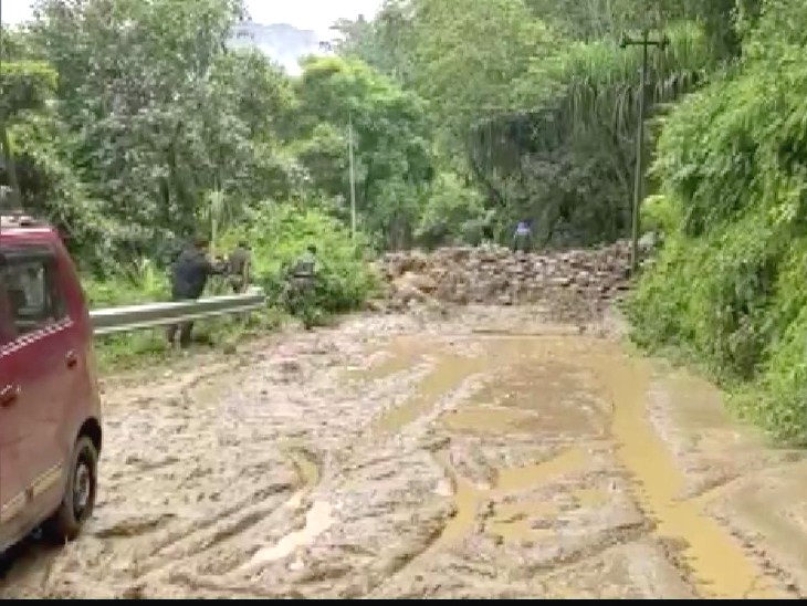 लैंडस्लाइड से कलिम्पोंग के पास NH-10 बंद हो गई है। यह गंगटोक को सिलीगुड़ी से जोड़ती है।