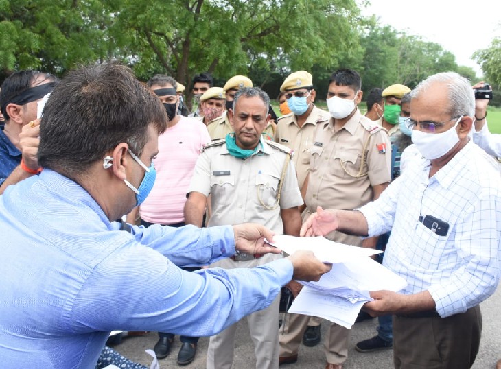 जिला शिक्षा अधिकारी को मांग पत्र देते पेरेंट्स एसोसिएशन के पदाधिकारी।