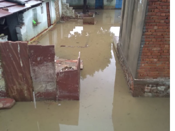 हिंडौन के चादन गांव में भरा पानी।