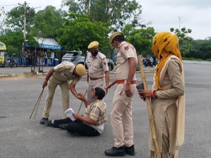 धरने पर बैठे एक व्यक्ति को जबरन उठाकर ले जाती पुलिस।