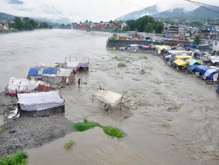 कुल्लू में भारी बारिश के बाद ब्यास नदी के आस-पास बने घरों तक पानी पहुंच गया।