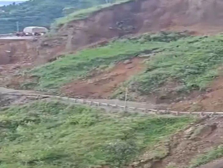 हादसे के दौरान सड़क के दोनों तरफ से वाहनों को दूर हटाया गया।