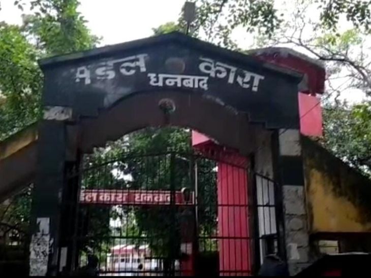 खबर लिखे जाने तक पुलिस फरार कैदियों की गिरफ्तारी के लिए अलग-अलग जगहों पर छापेमारी कर रही है, लेकिन अभी तक उनका कोई सुराग नहीं मिल सका है।(फाइल फोटो) - Dainik Bhaskar