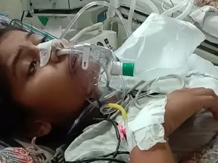 अस्पताल में जिंदगी के लिए जंग लड़ती वर्षा। बाद में दम तोड़ दिया।