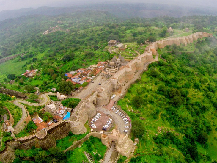 ड्रोन से लिया गया कुंभलगढ़ का यह फोटो। यह चारों तरफ हरियाली से ढका नजर आ रहा है।