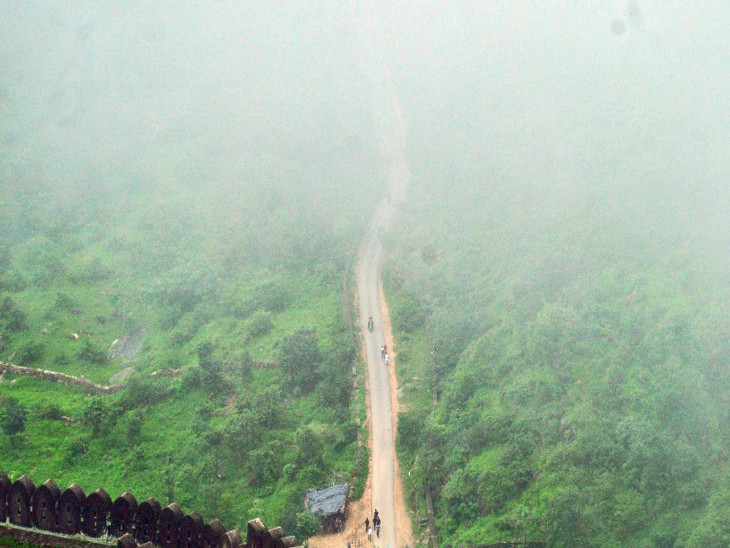 यह किला अरावली पहाड़ी पर है।