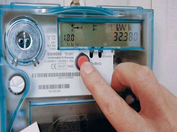 महू में जनवरी से स्मार्ट मीटर लगाने का काम शुरू किया गया था। - Dainik Bhaskar