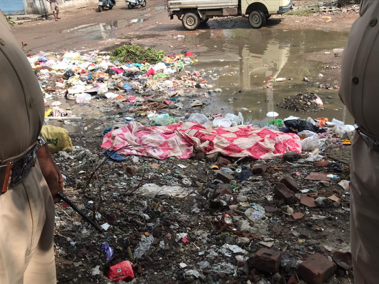मृतक का शव, जिसे करंट के डर से किसी ने हाथ नहीं लगाया