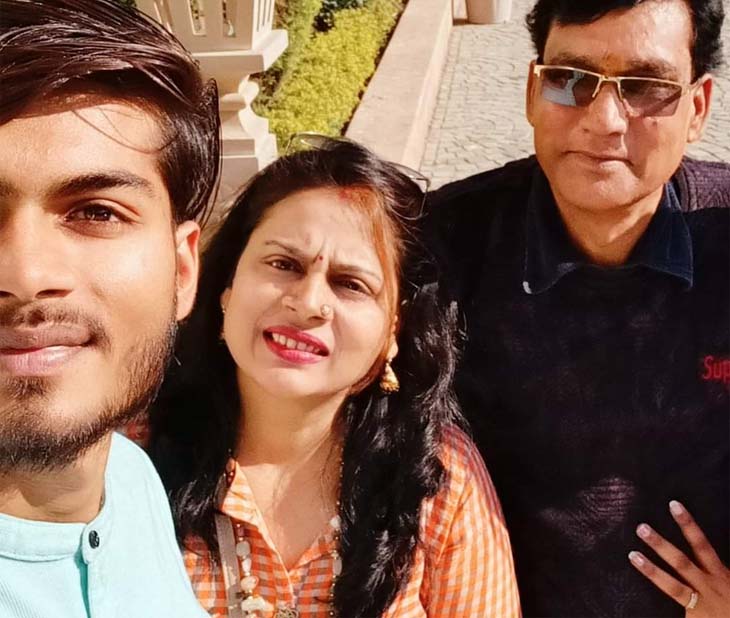 मां सुधा और पिता कुमकुम के साथ बेटा अरिहंत। (फाइल फोटो)