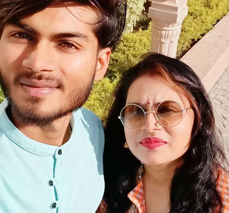मां सुधा के साथ अरिहंत। (फाइल फोटो)
