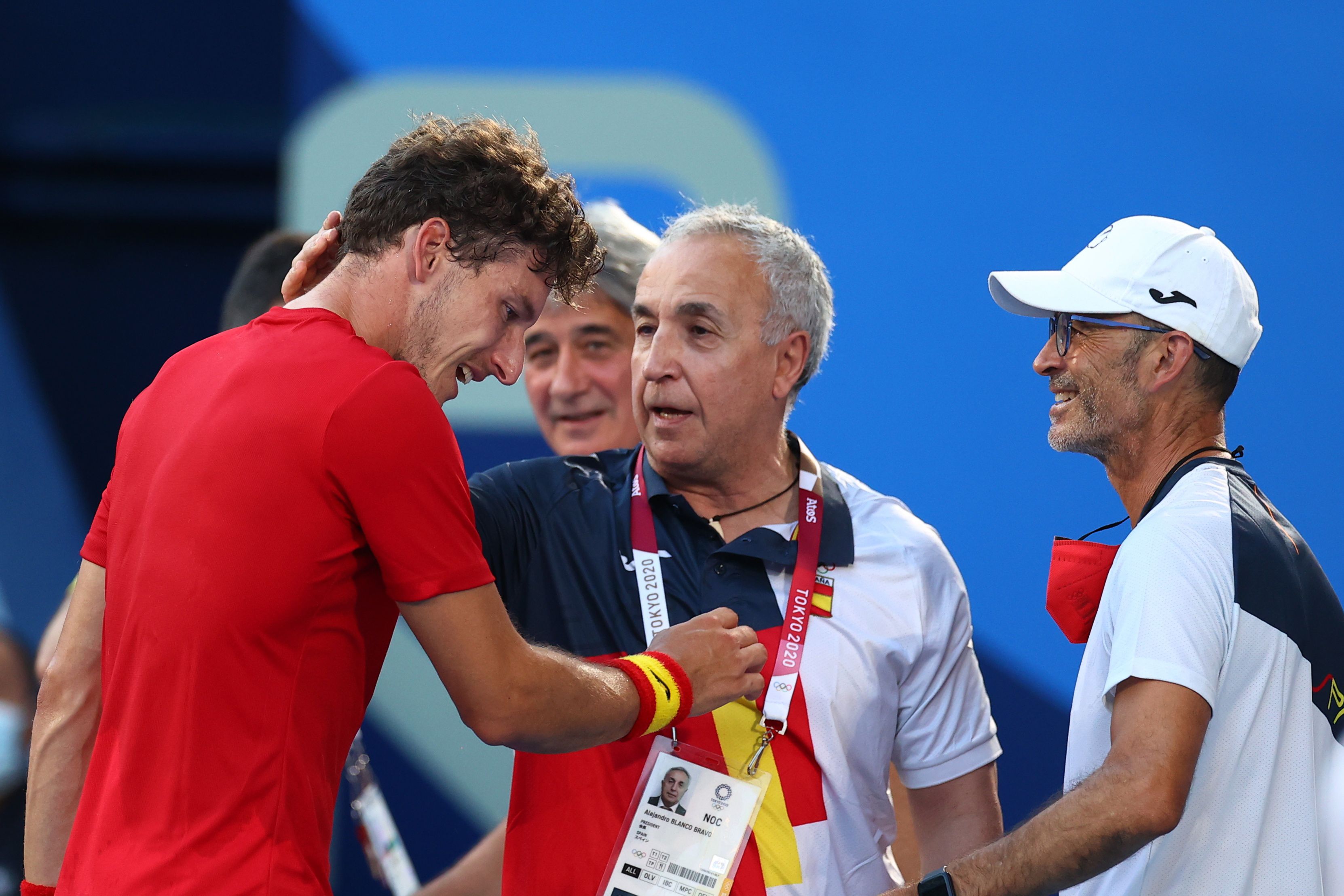 पाब्लो को ब्रॉन्ज मेडल जीतने पर बधाई देते उनके कोच।