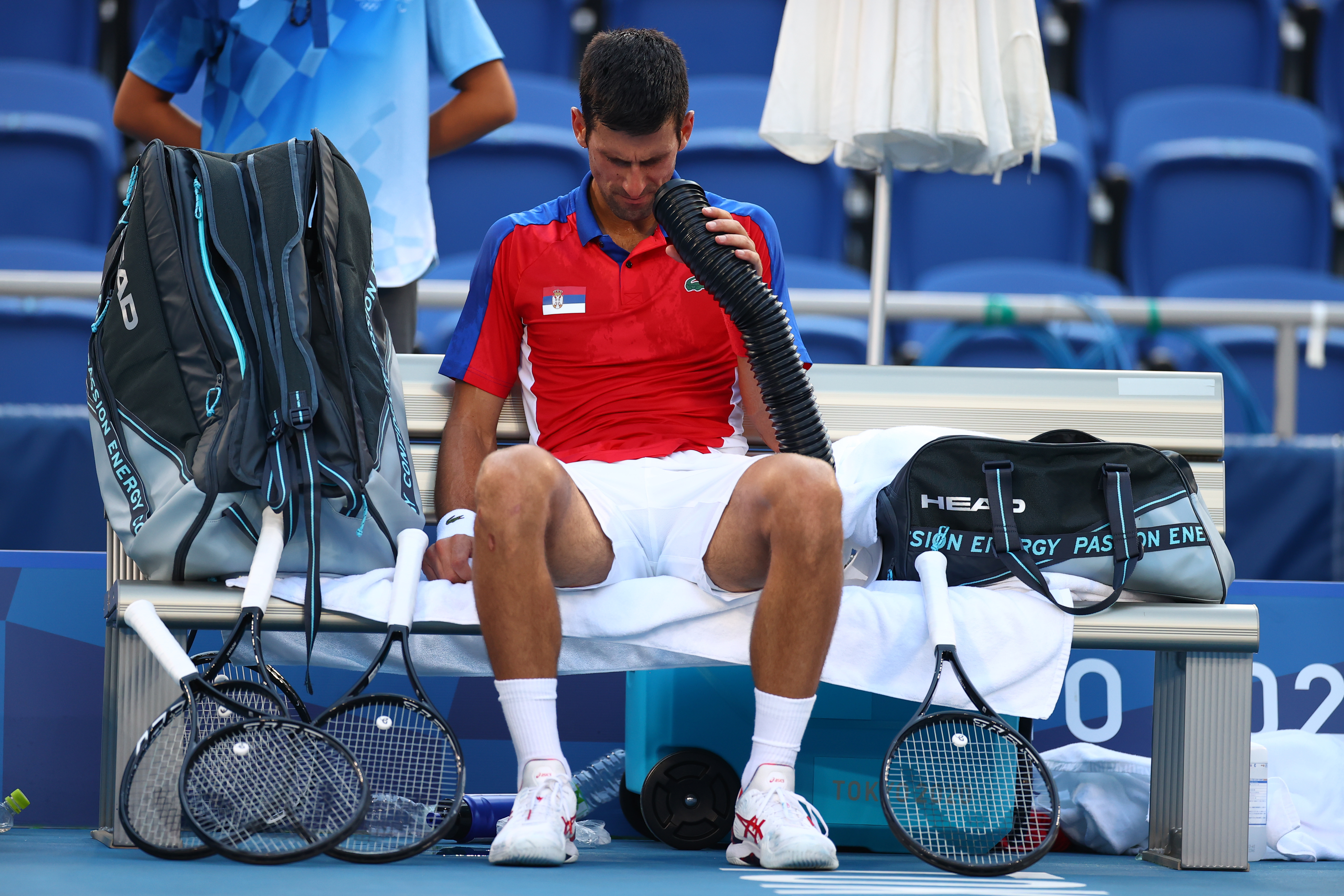 मैच के दौरान खुद को कूल रखने की कोशिश करते नोवाक जोकोविच।