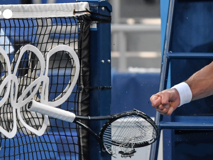 जोकोविच के टेनिस रैकेट का यह हाल हुआ। चेयर अंपायर ने नेट पर रैकेट फेंकने के बाद जोकोविच को चेतावनी भी दी। बुस्टा ने अंपायर से पेनल्टी अंक की मांग की, क्योंकि रैकेट पर गुस्सा निकालने का यह दूसरा मामला था।