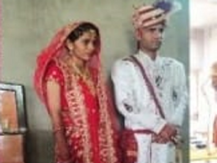 शादी के दौरान वर्षा और रोहिताश की फाइल फोटो।
