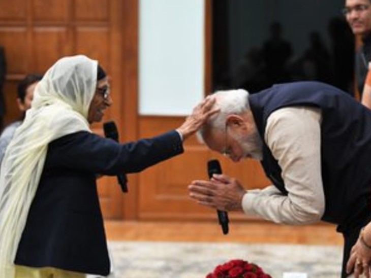 8 मार्च 2020 को प्रधानमंत्री नरेंद्र मोदी ने नारी शक्ति पुरस्कार विजेता महिलाओं से बात की थी। तब मोदी ने इस तरह मान कौर का आशीर्वाद लिया था।