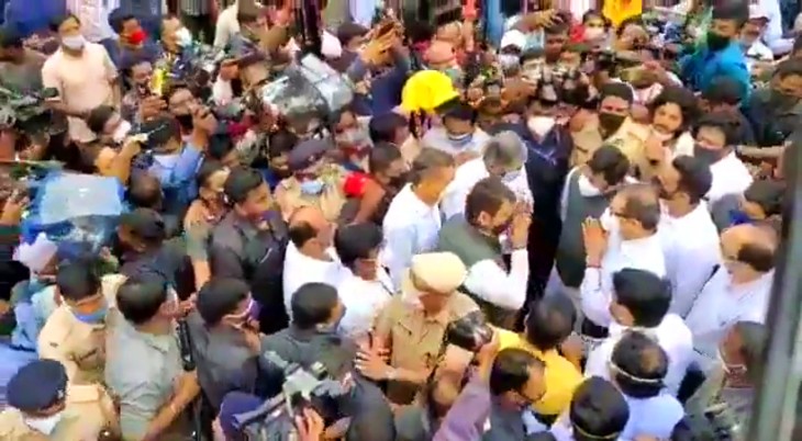 इस मुलाकात के बाद दोनों नेताओं के बीच कुछ देर के लिए बात भी हुई।