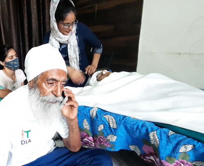 एथलीट मान कौर के पार्थिव शरीर के साथ परिजन।
