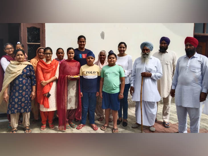 टोक्यो जाने से पहले अपने परिवार के बीच कमलप्रीत कौर। -फाइल फोटो