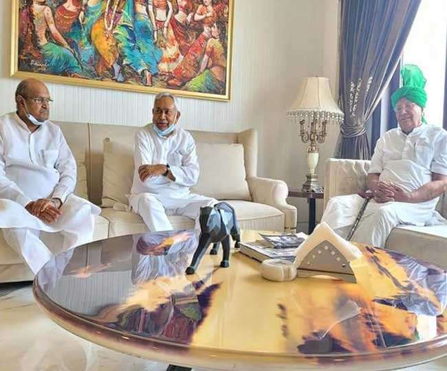 साथ बैठकर चर्चा करते इनेलो प्रमुख और जनता दल नेता।