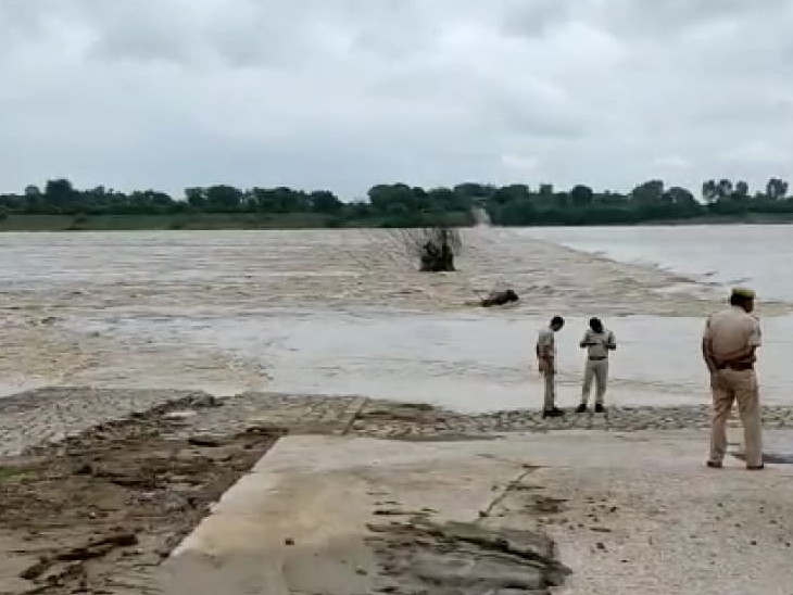 उफान पर पार्वती नदी।
