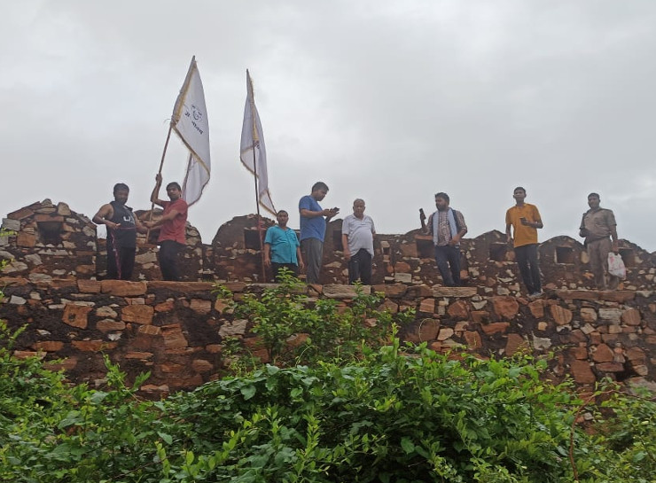 आमागढ़ किले पर समर्थकों के साथ डॉ. किरोड़ीलाल मीणा।