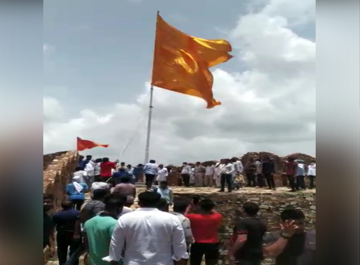 आमागढ़ पर लगाए गए भगवा ध्वज को फाड़कर हटाया गया।