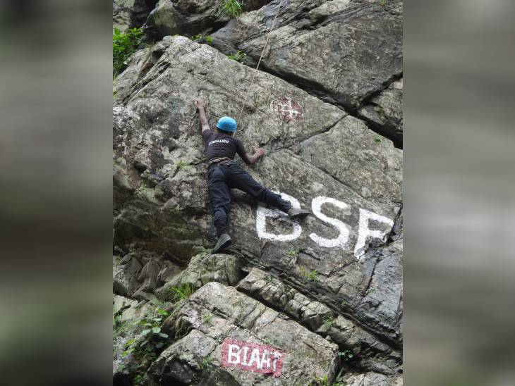 दुर्गम पहाड़ियों पर चढ़ने का अभ्यास कराया गया।
