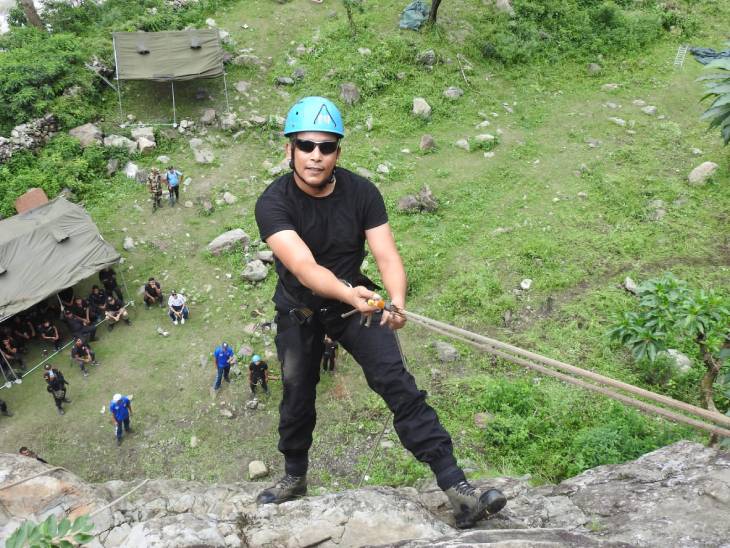 रस्सी के सहारे ऊंची पहाड़ियों पर चढ़ते जवान।