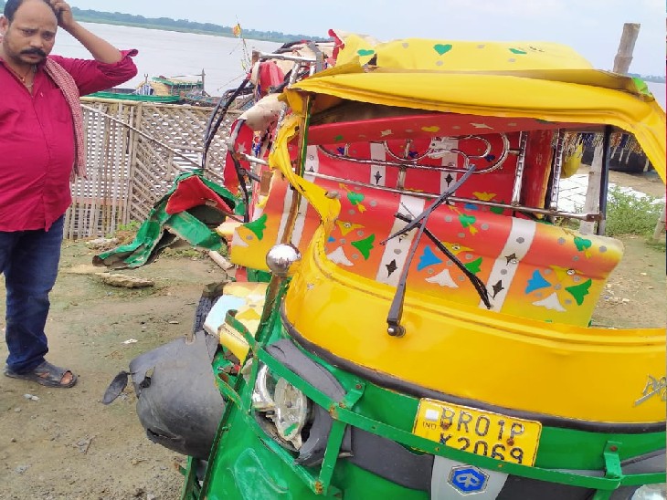 बस के टक्कर के बाद ऑटो के परखच्चे उड़ गए।