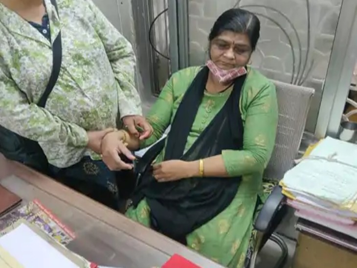 महिला कर्मचारी हिमानी वैद्य।