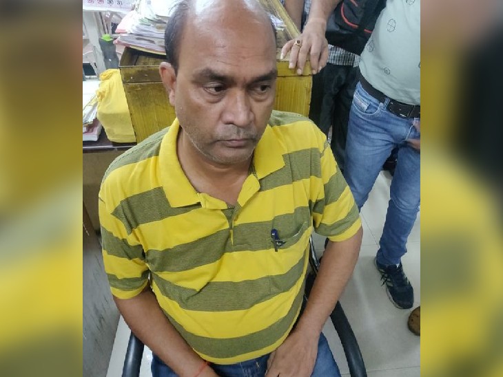 जनकार्य विभाग अधीक्षक विजय सक्सेना। - Dainik Bhaskar