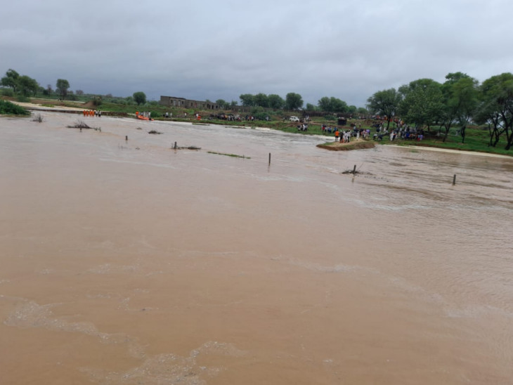 जोड़ली नदी में डूबे युवक को तलाश करती एनडीआरएफ की टीम।