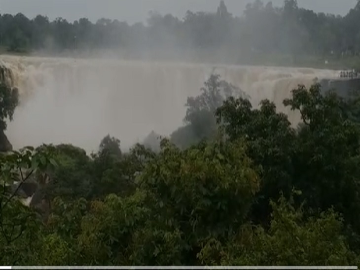 झरने में जिस बिंदु पर पारी गिरता है, वहां बादल जैसा माहौल चारों ओर बन जाता है।