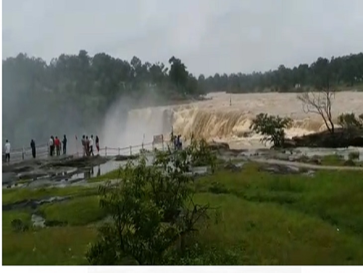 फोटो में आप देख सकते हैं कि लोग कितने करीब तक पहुंच गए हैं।