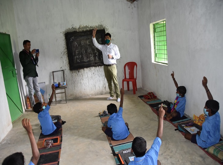 कलेक्टर दीपक सोनी ने लगभग 1 घंटे तक बच्चों की क्लास ली। जब बच्चों से पूछा कि बड़ा होकर अफसर कौन बनेगा, तो सभी बच्चों ने हाथ खड़े किए।