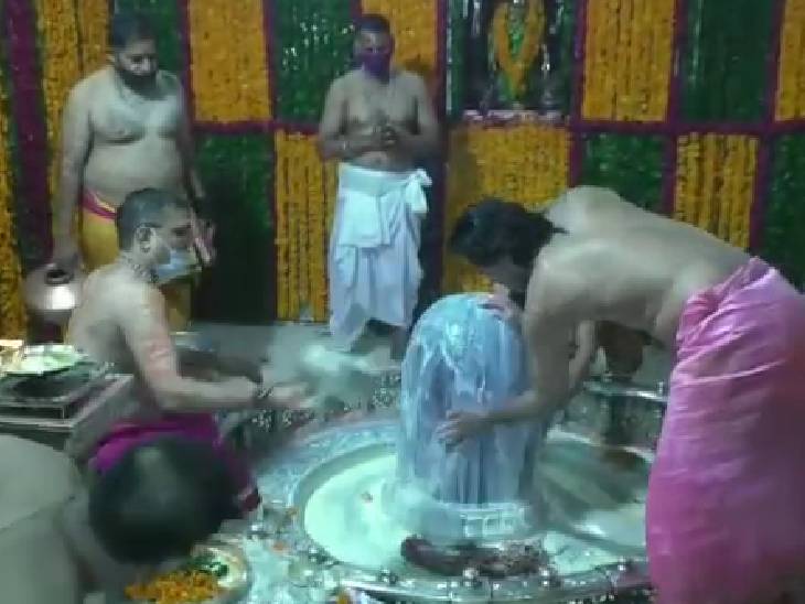 महाकाल का विशेष पूजन करते पुजारी।