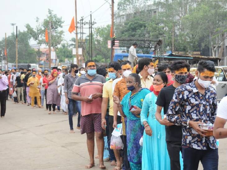 हरिसिद्धि मंदिर तक भक्तों की लाइन लगी है।