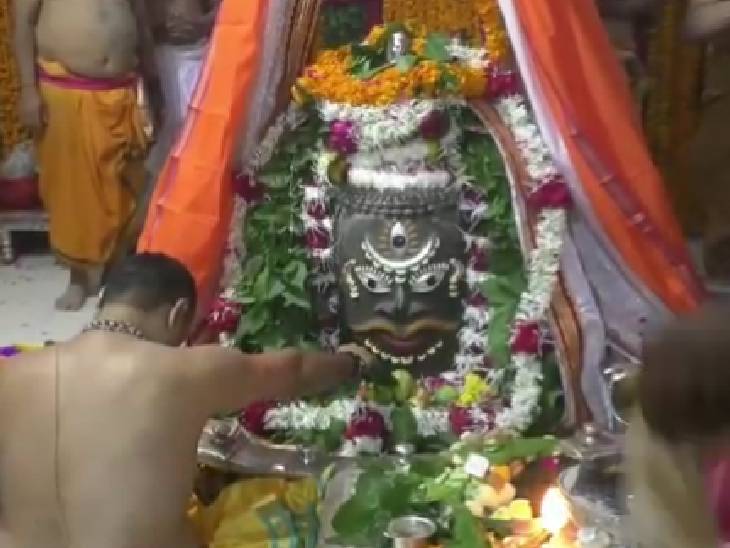 महाकाल को 1008 बेल पत्राें की माला अर्पित की गई।