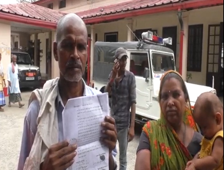 पूर्णिया SP के पास फरियाद लगाने आए पीड़ित जोड़े के परिजन।