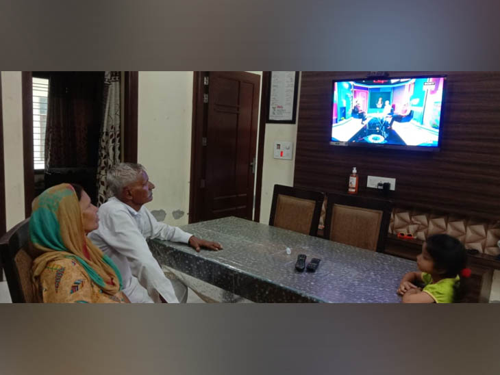 कुरुक्षेत्र के शाहाबाद में टीवी पर नजर गड़ाए भारतीय महिला हॉकी टीम की कप्तान रानी रामपाल के परिवार के लोग।