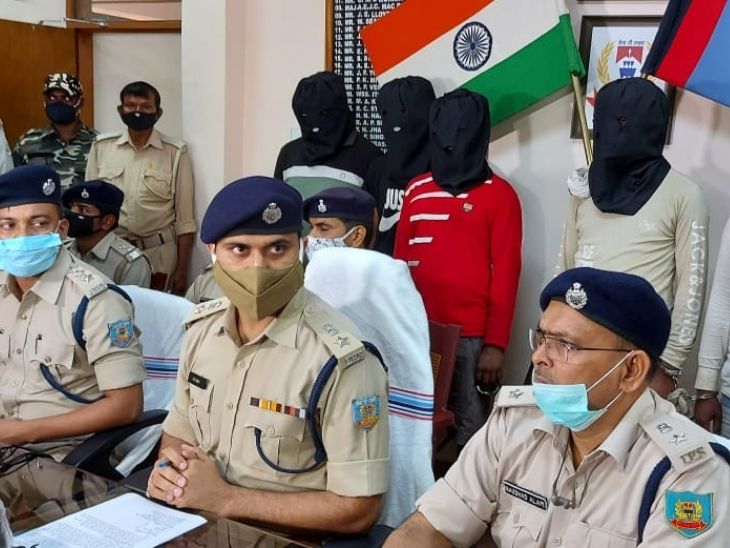 SSP ने सोमवार को प्रेस कांफ्रेंस में मामले की जानकारी दी। इस दौरान SIT की पूरी टीम मौजूद थी। - Dainik Bhaskar