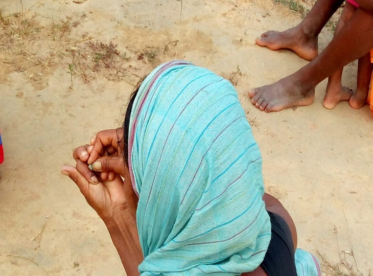 2018 के विधानसभा चुनाव में भास्कर ने देश को एक तस्वीर दिखाई थी। इसमें नक्सलियों के खौफ की वजह से एक महिला पत्थर से स्याही मिटाती हुई नजर आई थी।