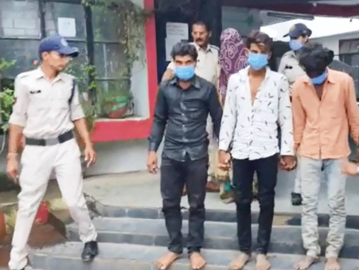 पुलिस हिरासत में आरोपी। - Dainik Bhaskar