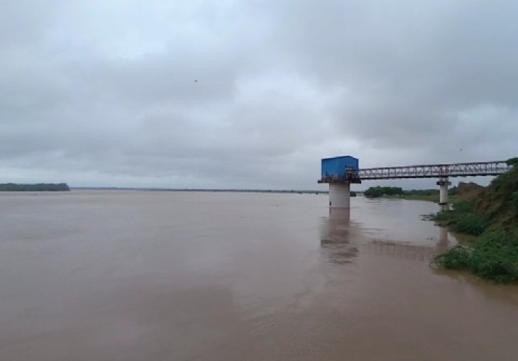 धौलपुर में चंबल नदी जो पूरी क्षमता के साथ बह रही है।