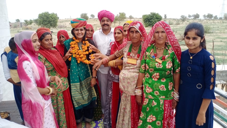 प्यारी चौधरी लेफ्टिनेंट बनने के बाद पहली बार गांव आने पर स्वागत करते रिश्तेदार।