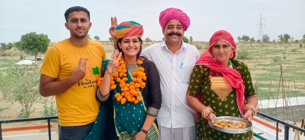 सूबेदार किस्तुराराम, पत्नी कमला, पुत्र गोरखसिंह और लेफ्टिनेंट प्यारी चौधरी।
