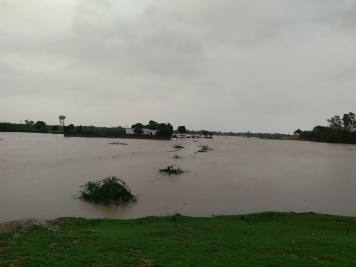 जयपुर के मौजमाबाद में बीती रात हुई तेज बारिश के बाद जलमग्न हुआ इलाका।