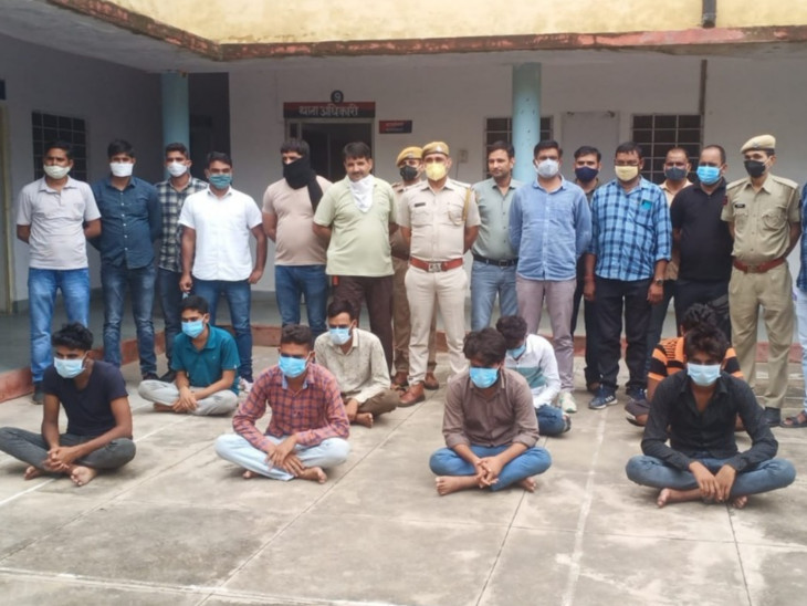 पुलिस गिरफ्त में आठों आरोपी। जो लड़की बन करते थे बात।