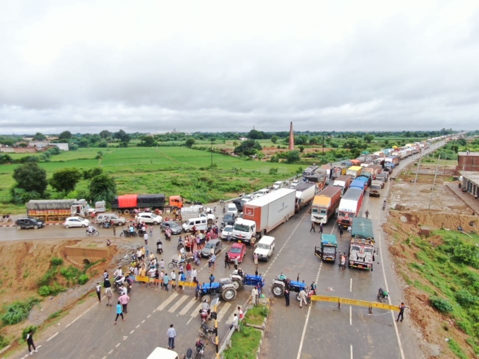 सिंध नदी के गोराघाट के पुल पर पानी आने से ग्वालियर से झांसी जाने वाला ट्रैफिक रोका गया।